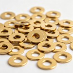 Тонкие латунные шайбы
